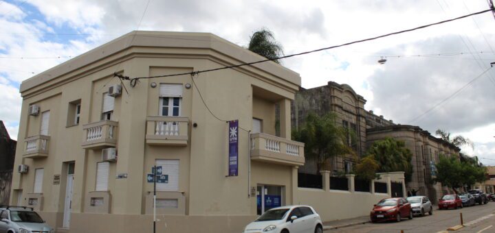 alt="Fachada del Área de Extensión Universitaria de la UTN Facultad Regional Concordia para los Cursos UTN Concordia 2026"