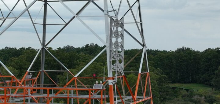 alt="Primer plano de la sirena del Sistema de Aviso Sonoro en Salto Grande instalada en una torre de alta tensión"