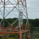 alt="Primer plano de la sirena del Sistema de Aviso Sonoro en Salto Grande instalada en una torre de alta tensión"