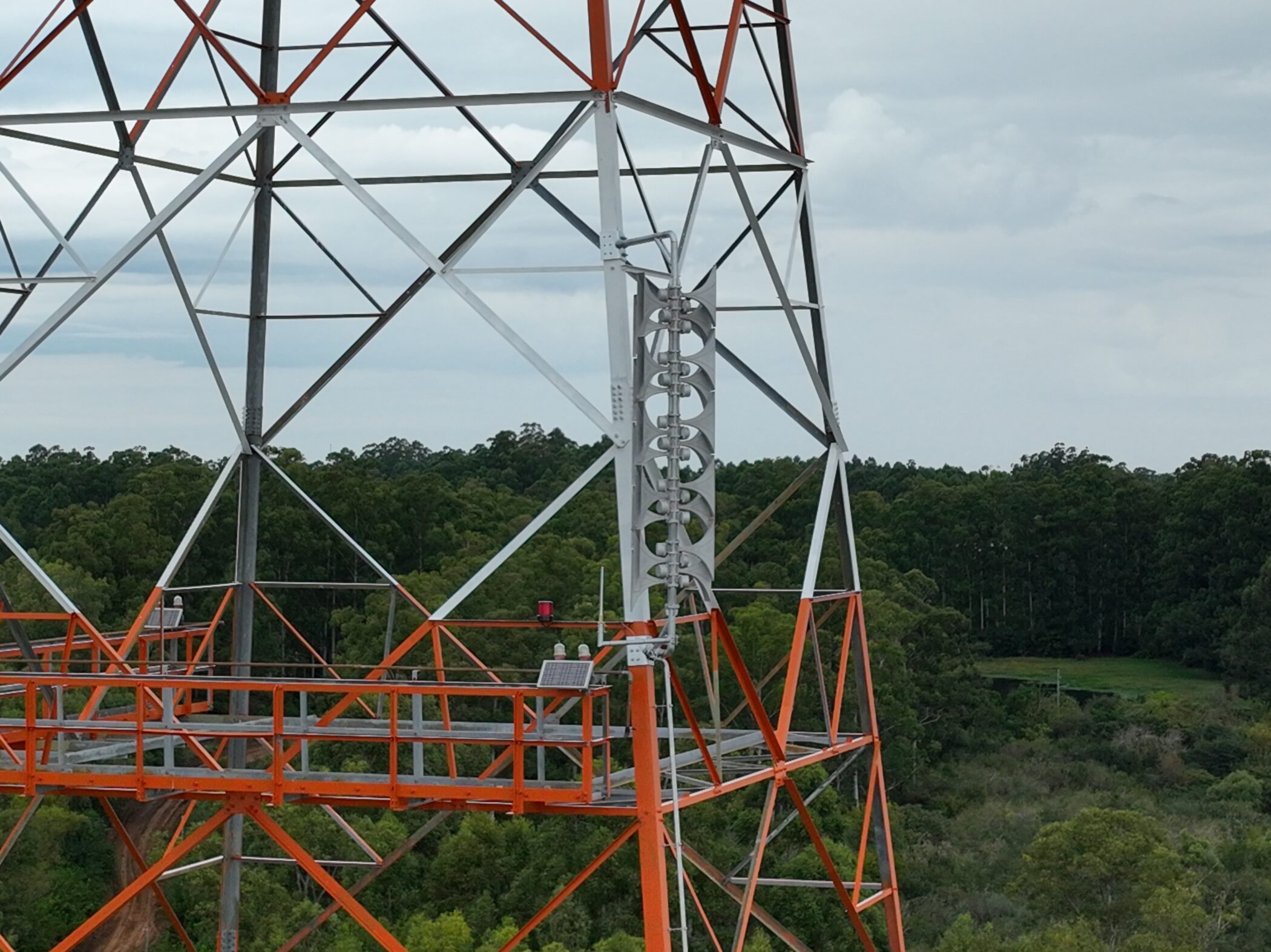 alt="Primer plano de la sirena del Sistema de Aviso Sonoro en Salto Grande instalada en una torre de alta tensión"