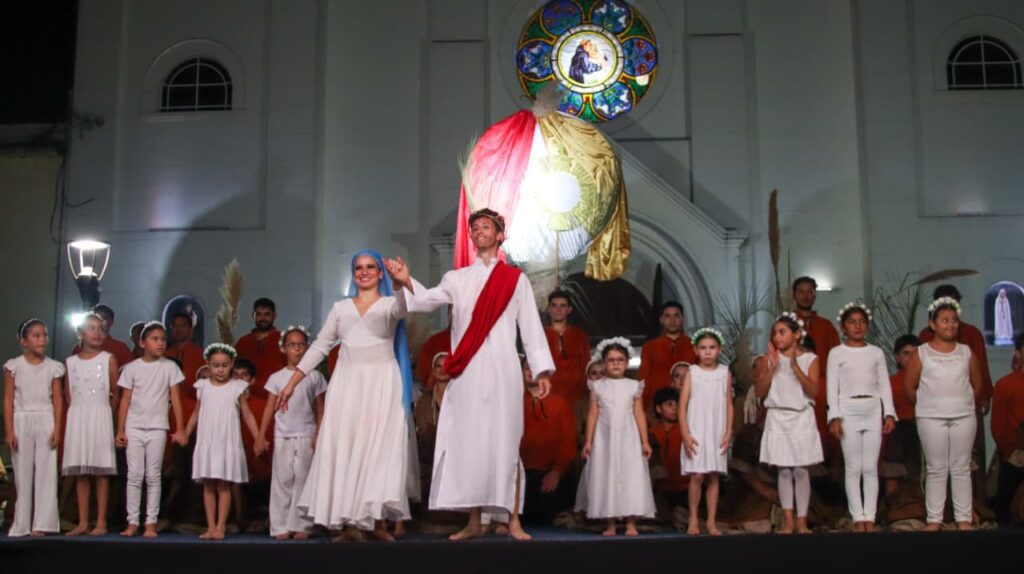 alt="Representación del Vía Crucis durante el turismo en la Costa del Río Uruguay en Semana Santa 2026"