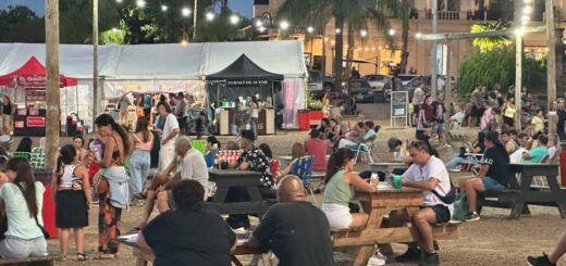 alt="Turistas disfrutando de la costanera durante el turismo en la Costa del Río Uruguay en Semana Santa 2026"