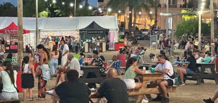 alt="Turistas disfrutando de la costanera durante el turismo en la Costa del Río Uruguay en Semana Santa 2026"