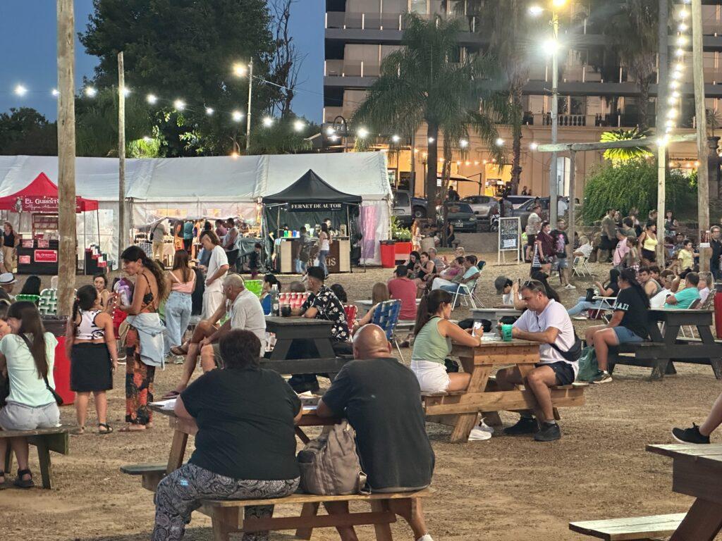 alt="Turistas disfrutando de la costanera durante el turismo en la Costa del Río Uruguay en Semana Santa 2026"