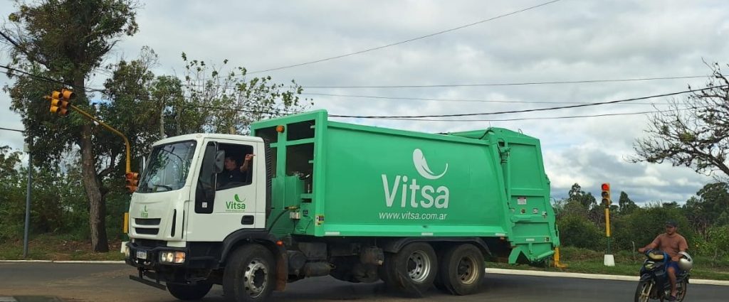 alt="): Camión verde de Vitsa Soluciones Ambientales en el marco del contrato de recolección de residuos en Concordia"