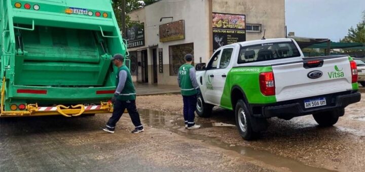 alt="Operarios de recolección de residuos de Vitsa en Concordia junto a vehículos de la empresa en una zona urbana en el marco del contrato con el municipio"