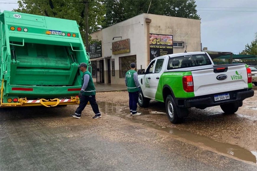 alt="Operarios de recolección de residuos de Vitsa en Concordia junto a vehículos de la empresa en una zona urbana en el marco del contrato con el municipio"