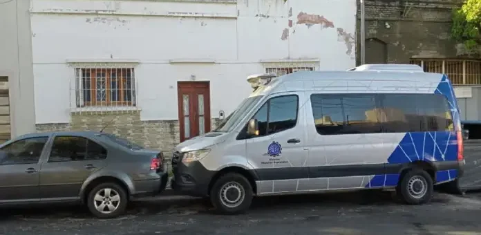 alt="Fachada de vivienda en Paraná durante el allanamiento a la hija de Gustavo Bordet por la causa de enriquecimiento ilícito"