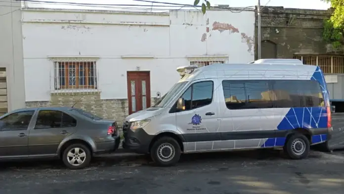 alt="Fachada de vivienda en Paraná durante el allanamiento a la hija de Gustavo Bordet por la causa de enriquecimiento ilícito"