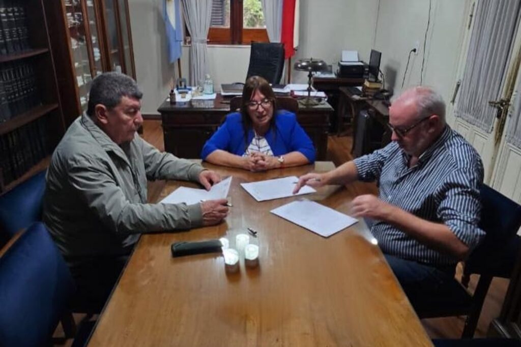 alt="Manuel Schönhals analizando planos y contratos de viviendas en Concordia y Los Conquistadores"