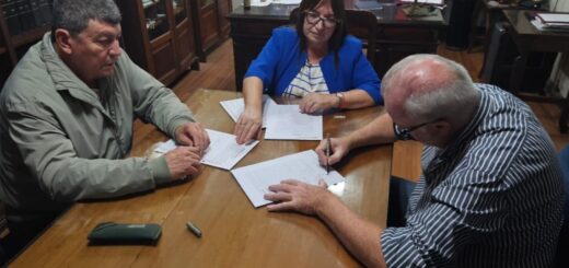 alt="Funcionarios y empresario firman contratos para viviendas en Concordia y Los Conquistadores"