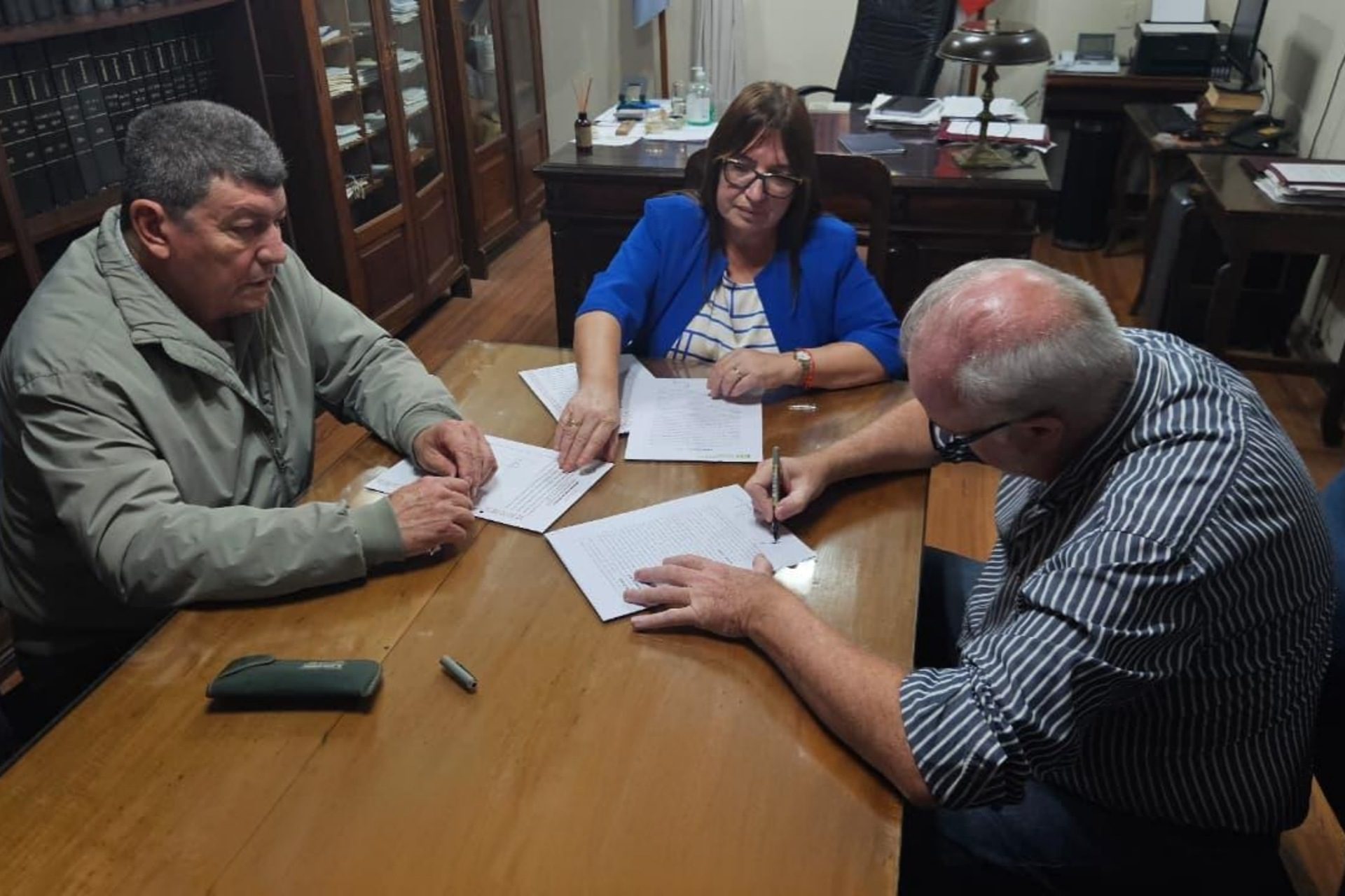 alt="Funcionarios y empresario firman contratos para viviendas en Concordia y Los Conquistadores"