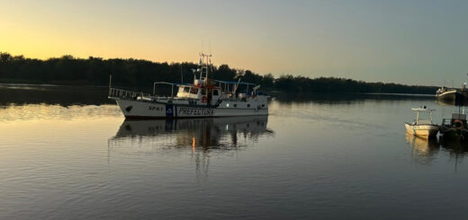 alt="El Buque SPA-1 Dr. Federico Leloir de la Prefectura Naval Argentina navegando en el río Uruguay"