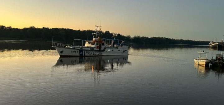 alt="El Buque SPA-1 Dr. Federico Leloir de la Prefectura Naval Argentina navegando en el río Uruguay"
