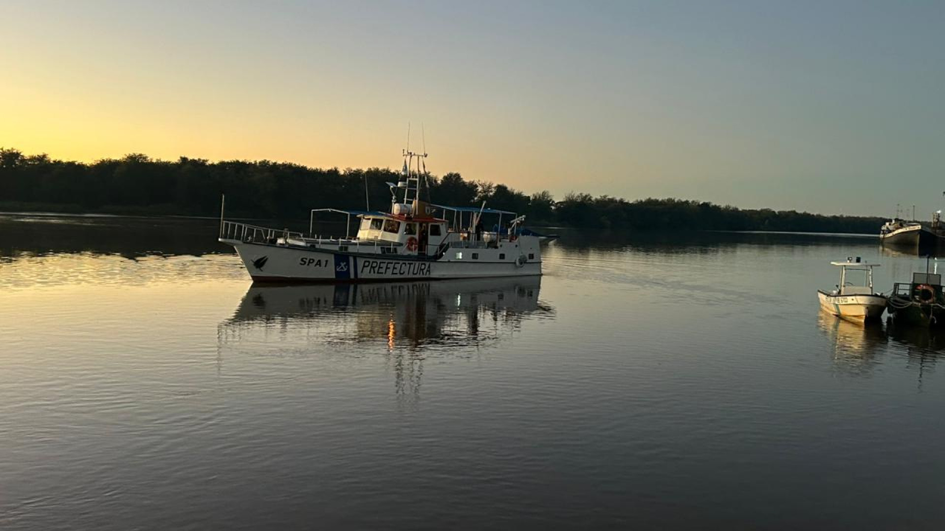 alt="El Buque SPA-1 Dr. Federico Leloir de la Prefectura Naval Argentina navegando en el río Uruguay"