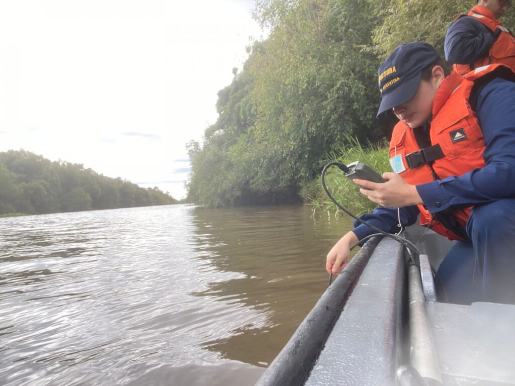 alt="Efectivo de Prefectura tomando muestras de agua desde una embarcación del Buque SPA-1 Dr. Federico Leloir"