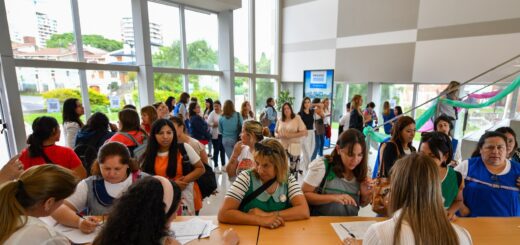 alt="Docentes acreditándose para las capacitaciones docentes en Concordia"