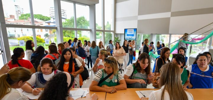 alt="Docentes acreditándose para las capacitaciones docentes en Concordia"