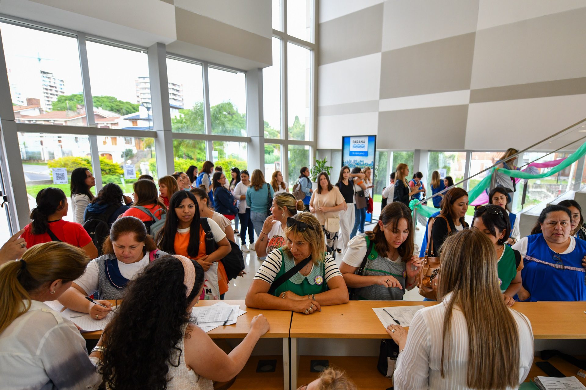 alt="Docentes acreditándose para las capacitaciones docentes en Concordia"