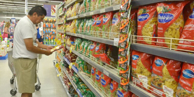 alt="Góndola de supermercado en Concordia con productos de la canasta básica, cuyo precio se compara mensualmente en el análisis de precios Concordia–Salto de marzo de 2026"