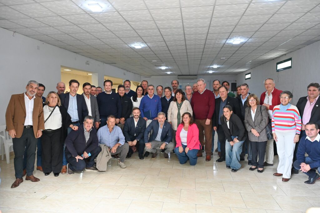 alt="Foto grupal del gobernador Frigerio con intendentes de Juntos por Entre Ríos en el marco del debate sobre caída de recursos en Entre Ríos, abril 2026"