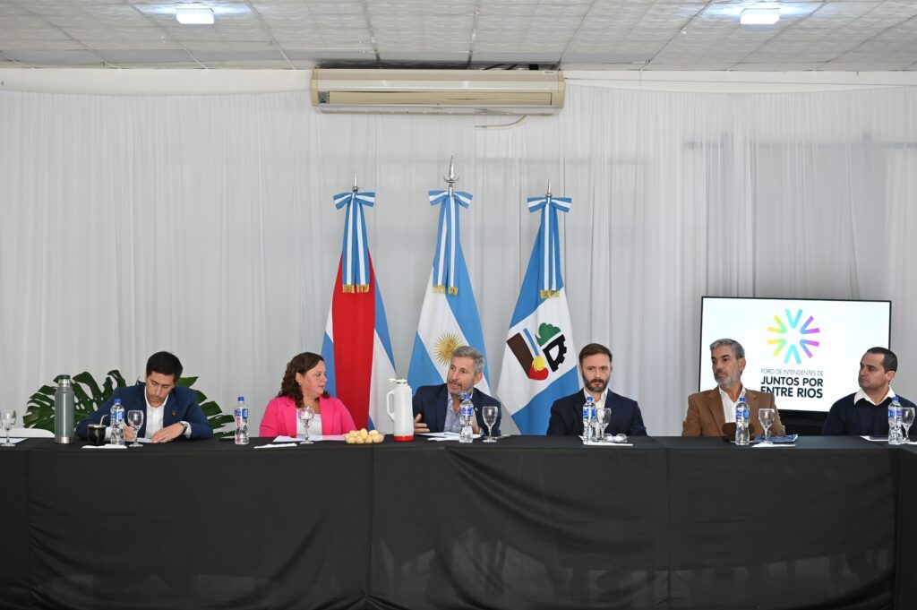 alt="El gobernador Frigerio y el intendente de Concordia Azcué en reunión sobre caída de recursos en Entre Ríos con intendentes de Juntos por Entre Ríos, Ramírez, abril 2026"