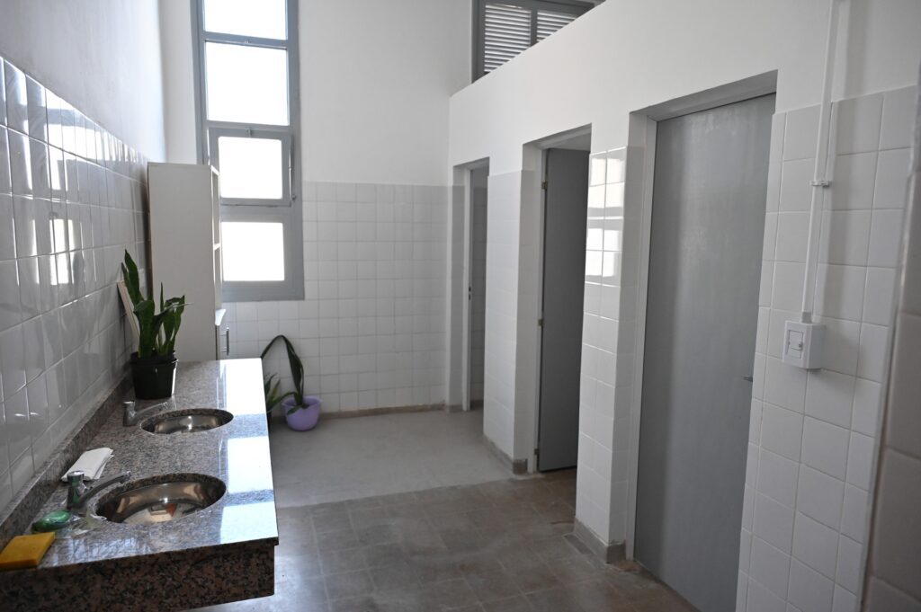 alt="Nuevos sanitarios en el Hospital Heras, parte de las mejoras de salud en Concordia y Colonia Ayuí"