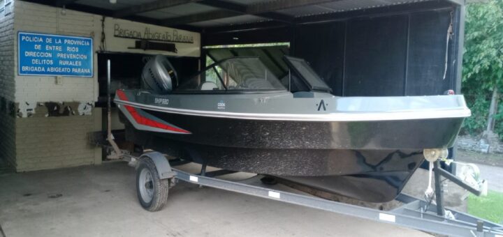 alt="Fotografía de la nueva lancha de fiscalización en Entre Ríos tipo Tracker Ship 520 bajo techo"
