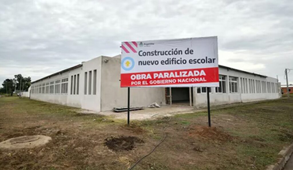 alt="Maquinaria vial detenida simbolizando el impacto del reclamo de intendentes por fondos para obras"