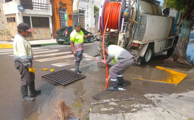 alt="Prevención urbana durante la alerta naranja por tormentas en Entre Ríos"