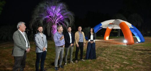alt="Autoridades provinciales y municipales durante la inauguración de las instalaciones renovadas del Camping Las Palmeras en Concordia"