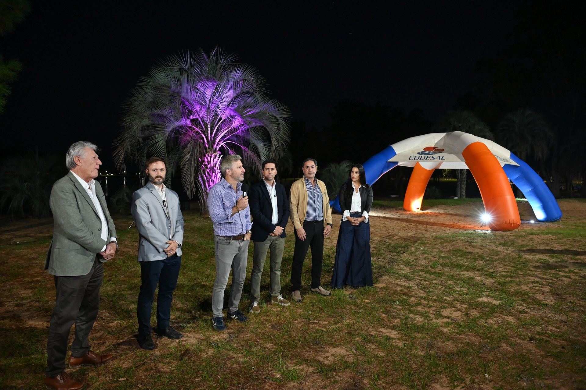 alt="Autoridades provinciales y municipales durante la inauguración de las instalaciones renovadas del Camping Las Palmeras en Concordia"