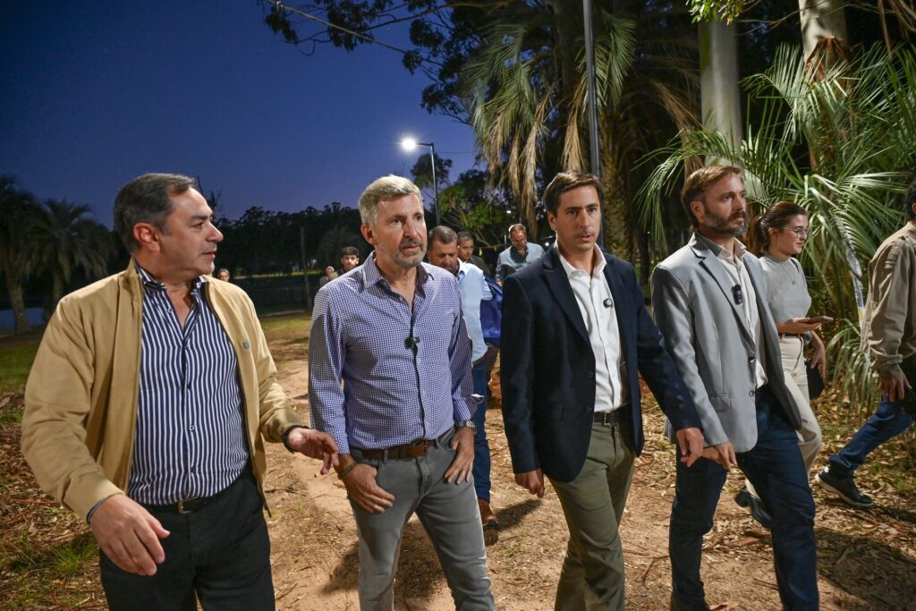 alt="Funcionarios recorriendo las instalaciones del Camping Las Palmeras en Concordia"