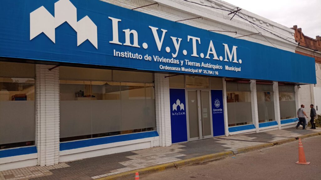 alt="la fachada del inmueble donde funcionaba el InVyTAM de Concordia antes de su disolución"