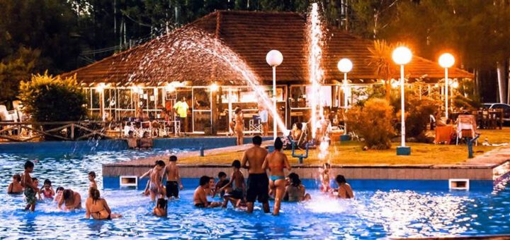 alt="Complejo termal con visitantes durante el fin de semana extra largo de turismo en Entre Ríos"