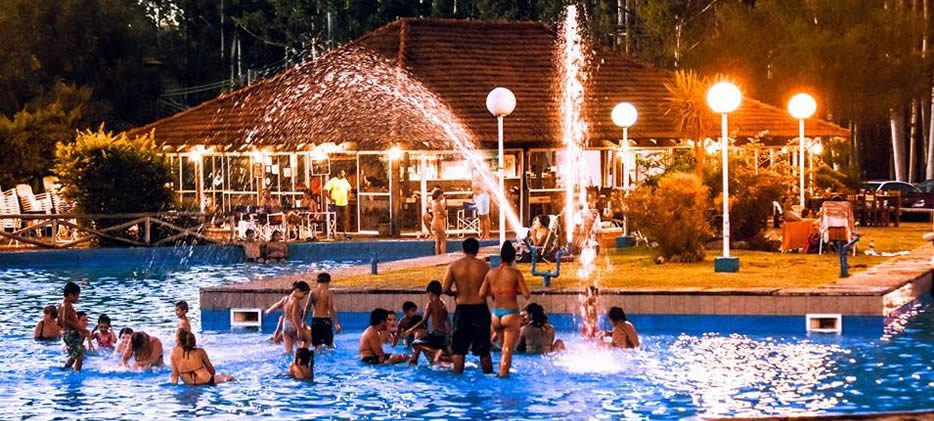 alt="Complejo termal con visitantes durante el fin de semana extra largo de turismo en Entre Ríos"