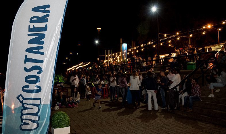 alt="Turistas disfrutando en la costanera de Concordia, un lugar destacado este fin de semana largo de turismo en Entre Ríos"