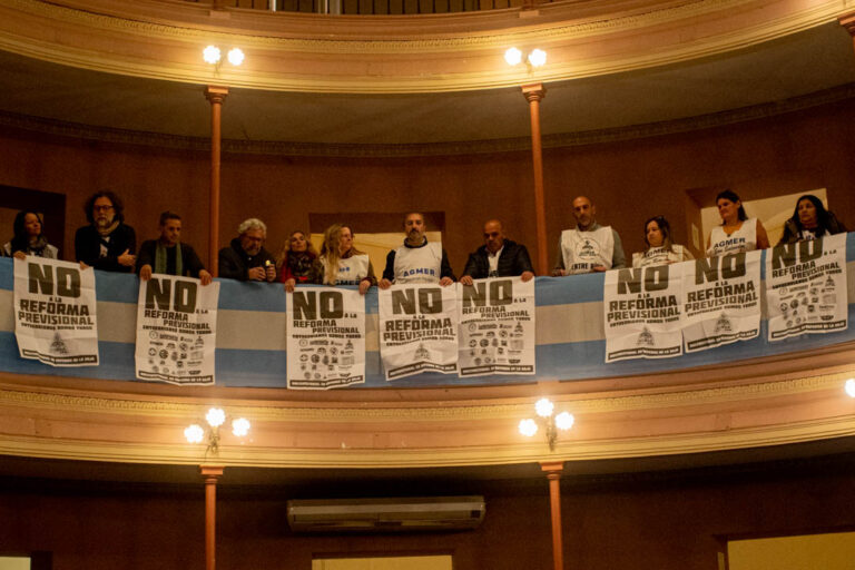 alt="Militantes de AGMER en la galería de la Cámara de Diputados con carteles contra la reforma previsional de Entre Ríos"