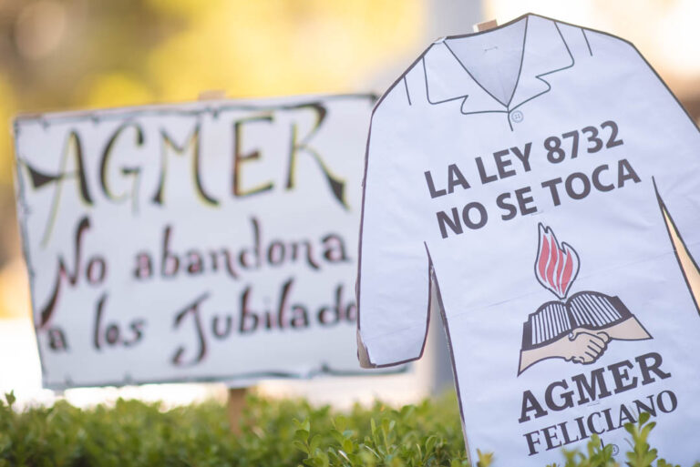 alt="Delantal de AGMER Feliciano con inscripción La Ley 8732 no se toca, en protesta contra la reforma previsional de la Caja de Jubilaciones de Entre Ríos"