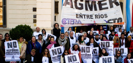 alt="Docentes de AGMER con carteles "No a la Reforma Previsional" frente a la Casa de Gobierno antes del paro docente en Entre Ríos por salario y contra la reforma previsional"