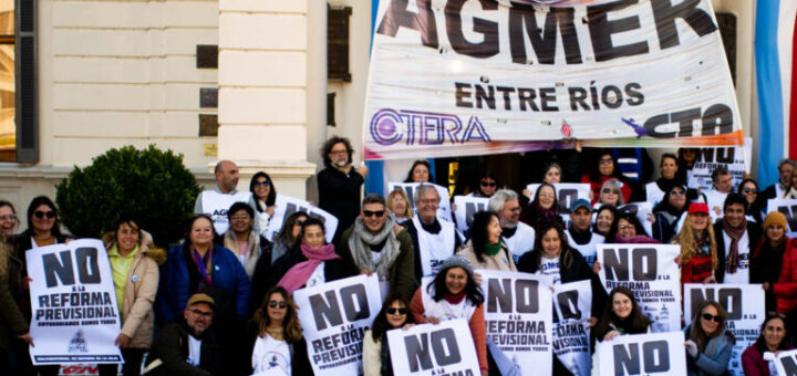 alt="Docentes de AGMER con carteles "No a la Reforma Previsional" frente a la Casa de Gobierno antes del paro docente en Entre Ríos por salario y contra la reforma previsional"