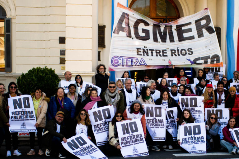 alt="Docentes de AGMER con carteles "No a la Reforma Previsional" frente a la Casa de Gobierno antes del paro docente en Entre Ríos por salario y contra la reforma previsional"