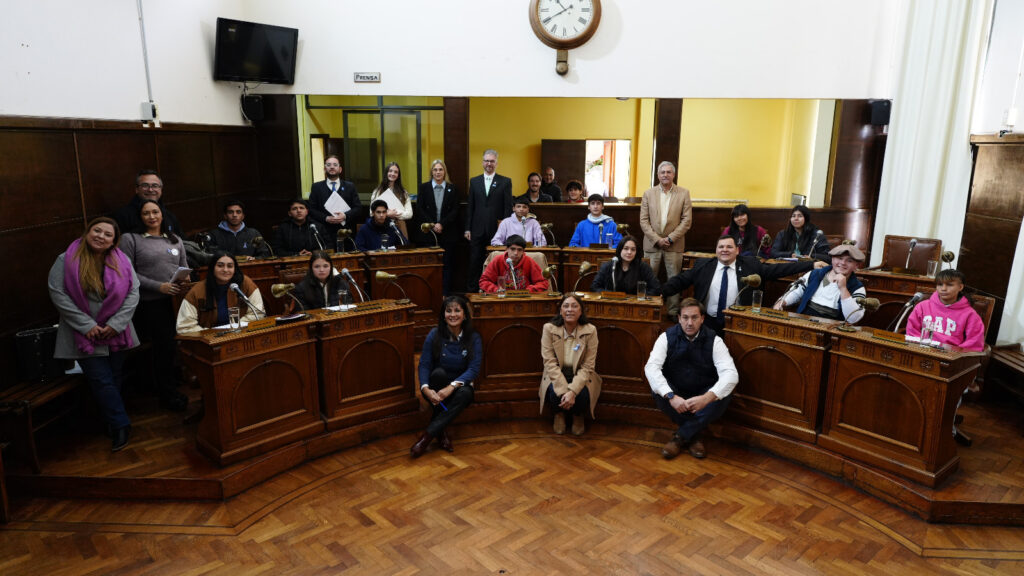 alt="Delegación de estudiantes de la Escuela N° 32 "Osvaldo Magnasco" junto a los concejales en el recinto del Concejo Deliberante de Concordia"