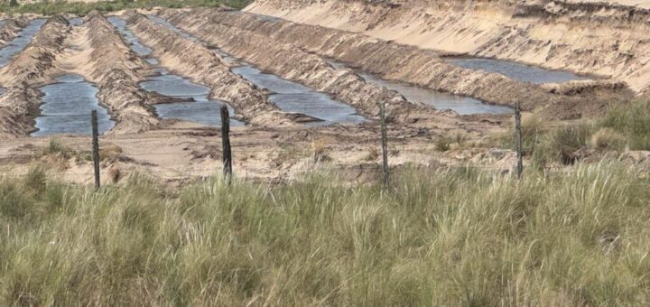 alt:="Zona de extracción de arena silícea en Ibicuy, Entre Ríos, para Vaca Muerta, con depresiones y agua aflorante en el paisaje de dunas (foto: Rubén Quintana)"