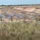 alt:="Zona de extracción de arena silícea en Ibicuy, Entre Ríos, para Vaca Muerta, con depresiones y agua aflorante en el paisaje de dunas (foto: Rubén Quintana)"