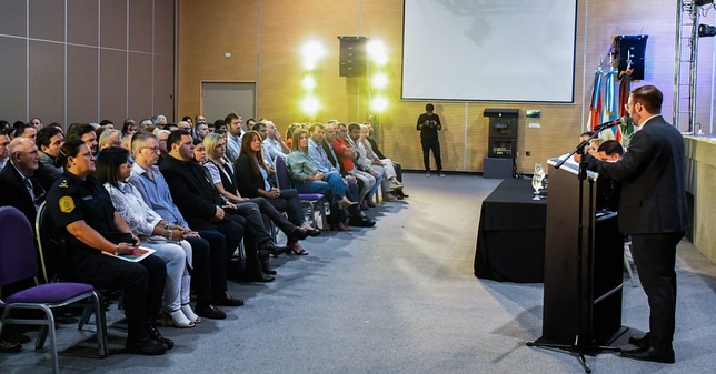 alt="El intendente Azcué durante la presentación del informe de gestión 2024, donde mencionó los avances de la planta asfáltica de Concordia"
