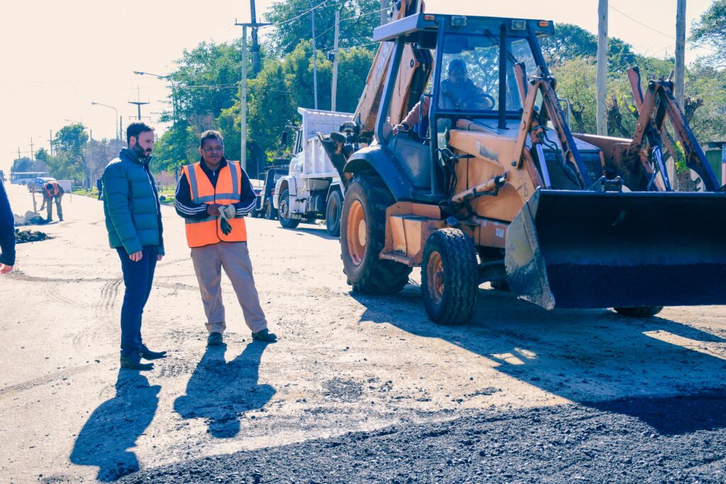alt=" El intendente Azcué supervisa obras de bacheo en Concordia, en el marco del plan de infraestructura vial municipal"