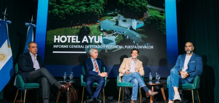 alt="Funcionarios en sesión informativa sobre el proceso licitatorio del Hotel Ayuí"