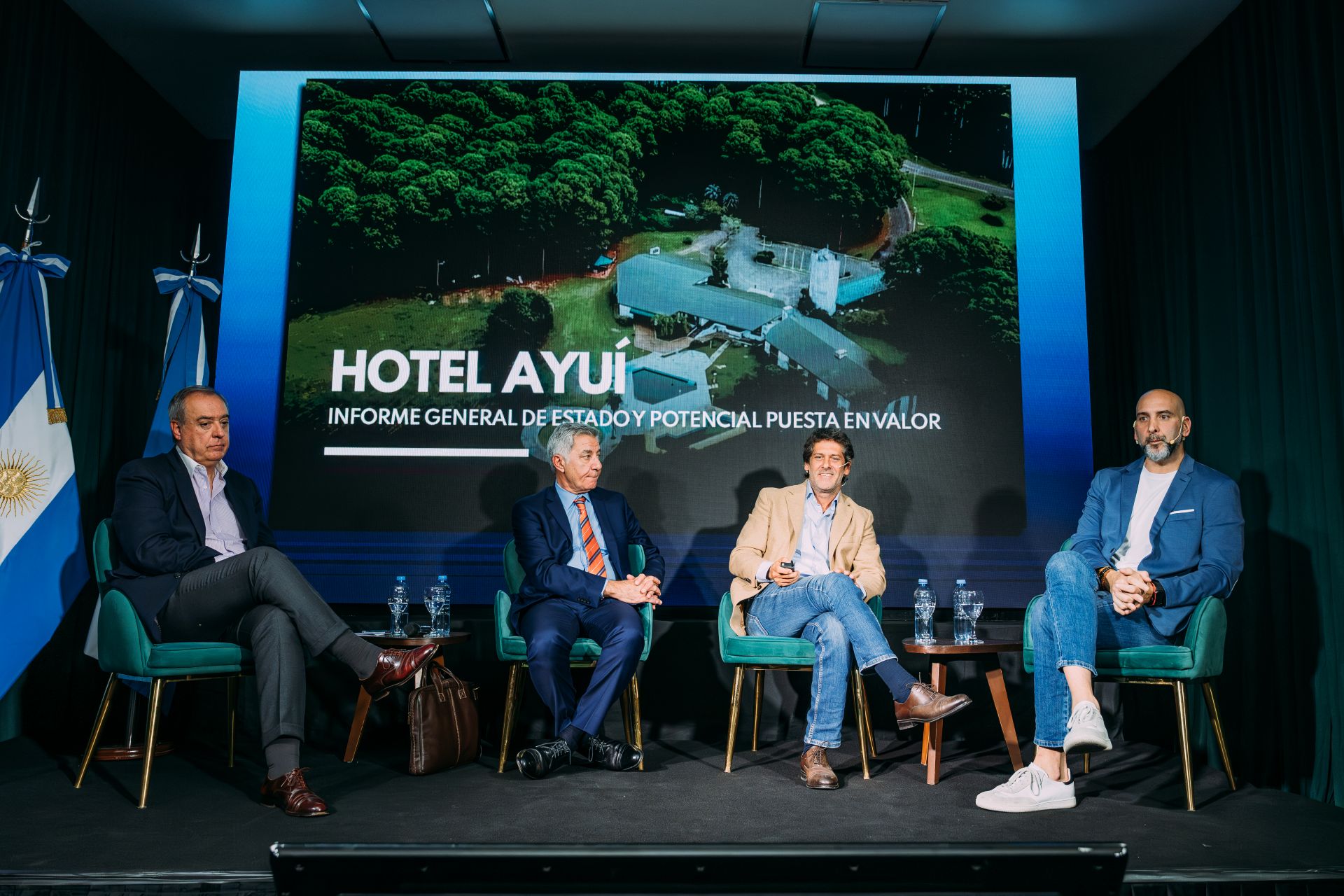 alt="Funcionarios en sesión informativa sobre el proceso licitatorio del Hotel Ayuí"