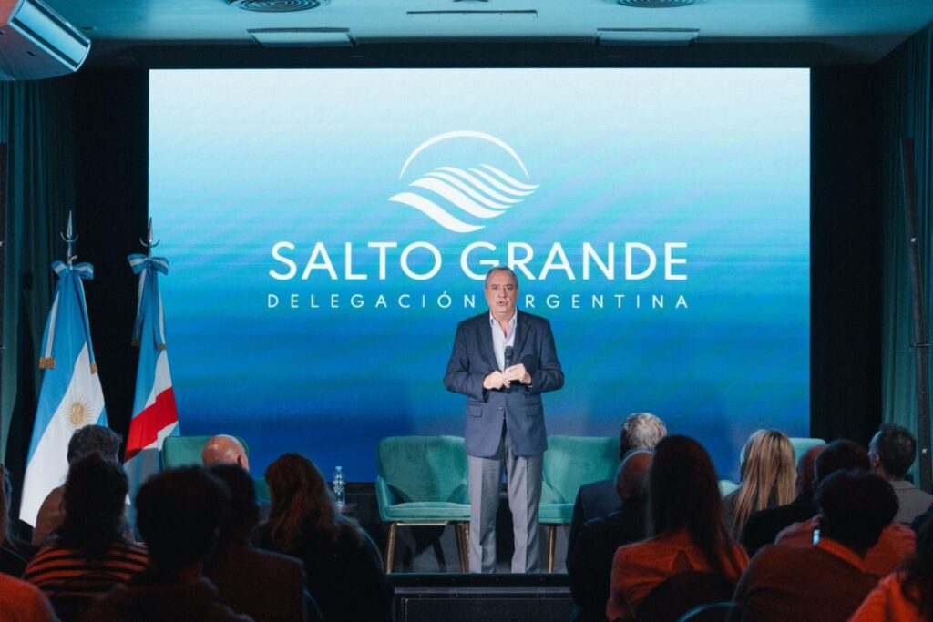 alt="Presidente de la Delegación Argentina ante la CTM de Salto Grande exponiendo sobre el proceso licitatorio del Hotel Ayuí.
